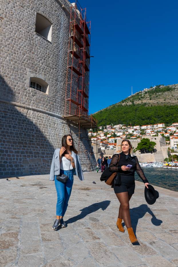 Dubrovnik: Sunčan i topao jesenji dan u gradu
