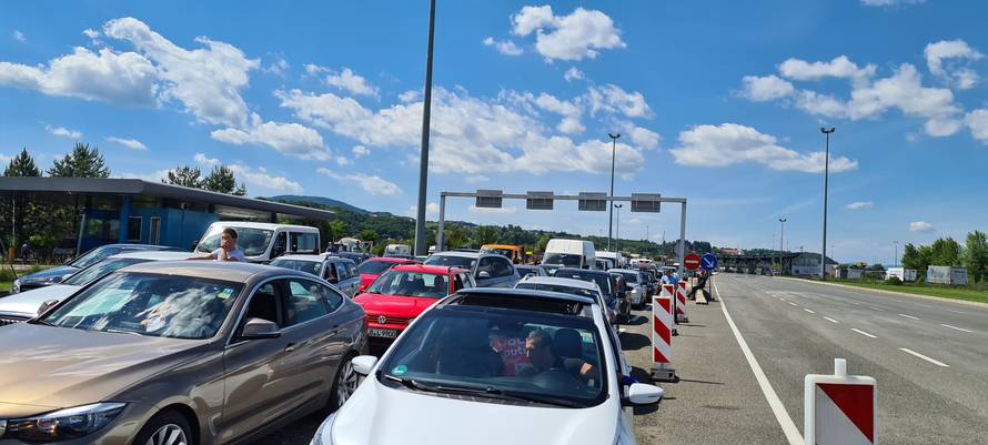 Svi idu u Hrvatsku: 'Mi čekamo četiri sata i tek smo na sredini'