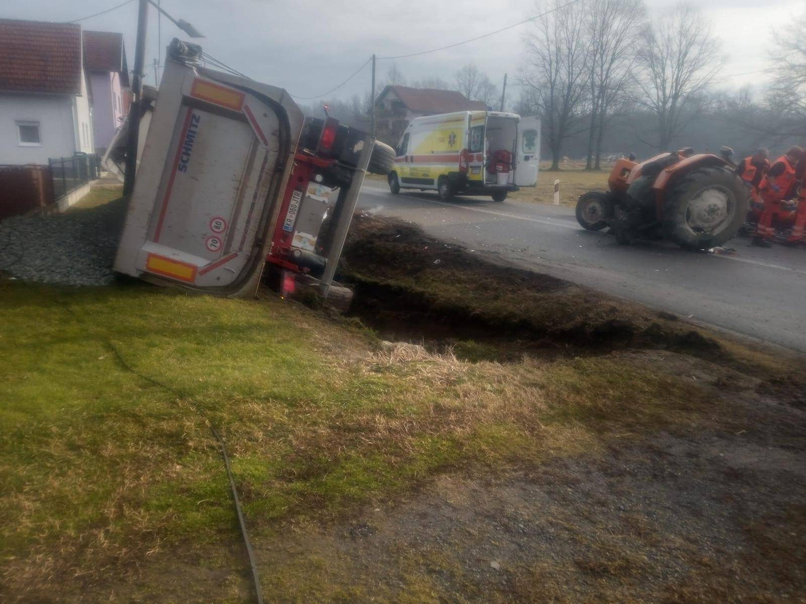 Sudarili se kamion i traktor: Jedan čovjek prevezen u bolnicu