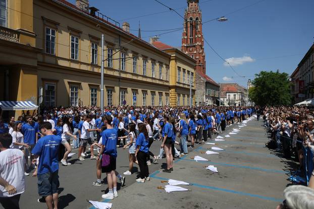 Osijek: Još jedna generacija je otplesala quadrillu u centru grada