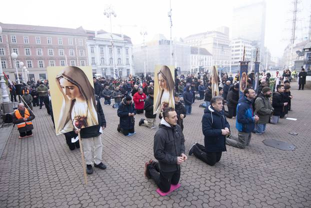 Zagreb: Muškarci na Trgu bana Josipa Jelačića mole krunicu