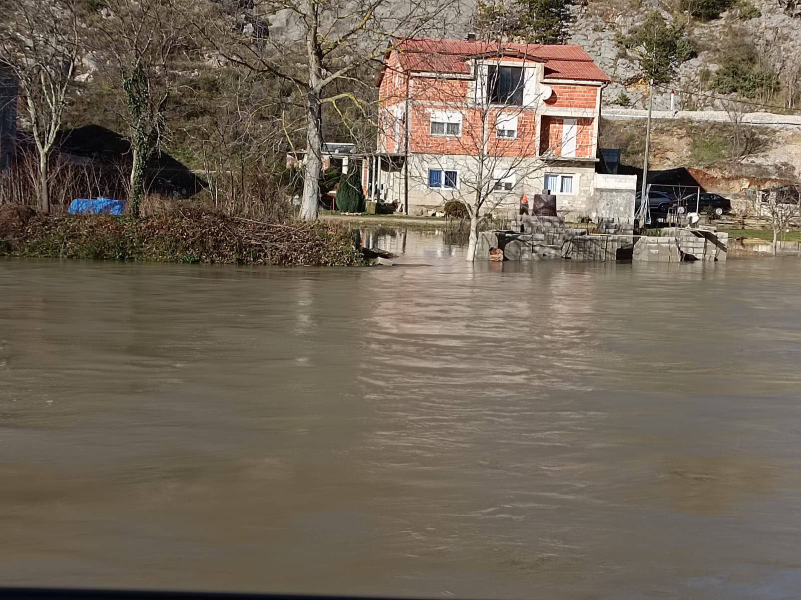 Zbog obilnih kiša nabujale rijeke u Dalmaciji, u Obrovcu postavili vreće s pijeskom