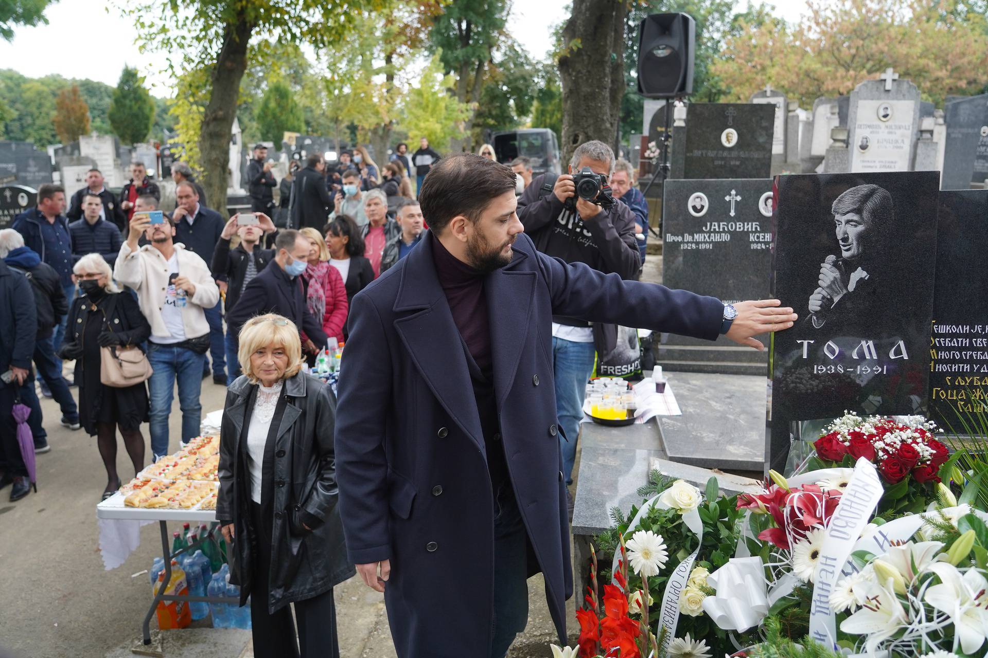 At the Central Cemetery marked the 30th anniversary of the death of the legendary bohemian and folk music singer Toma Zdravkovic.

Na Centralnom groblju obelezeno 30 godina od smrti legendarnog boema i pevaca narodne muzike Tome Zdravkovica.