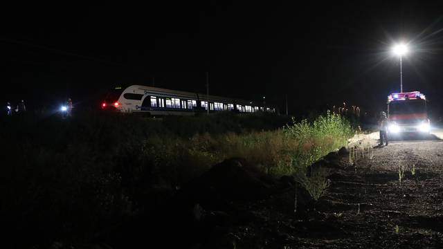 Vlak na prijelazu udario u auto, muškarac (34) lakše ozlijeđen
