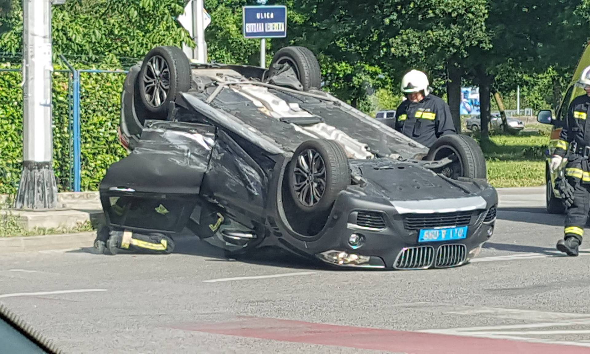 Sudar u Zagrebu: Auto završio na krovu, jedan vozač u bolnici