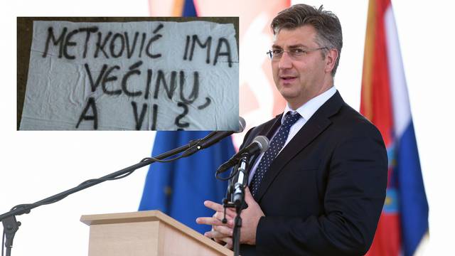 Premijera u Metkoviću dočekali transparenti, ali i Grmojin otac
