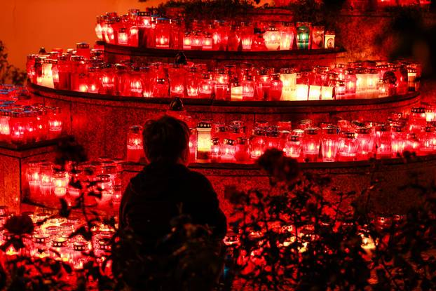 Zagreb: Trepet svijeća u sumrak na groblju Stenjevec na blagdan Svih svetih