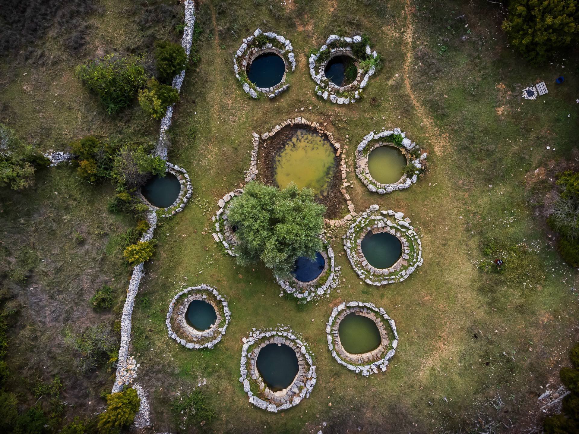 Malo ljudi zna za ove misteriozne bunare u Dalmatinskoj zagori, legenda kaže da nikad nisu presušili