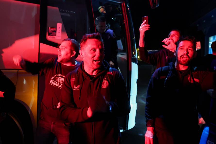 Zagreb: Navijači Dinama dočekali igrače ispred stadiona u Makisimiru nakon pobjede u derbiju protiv Hajduka