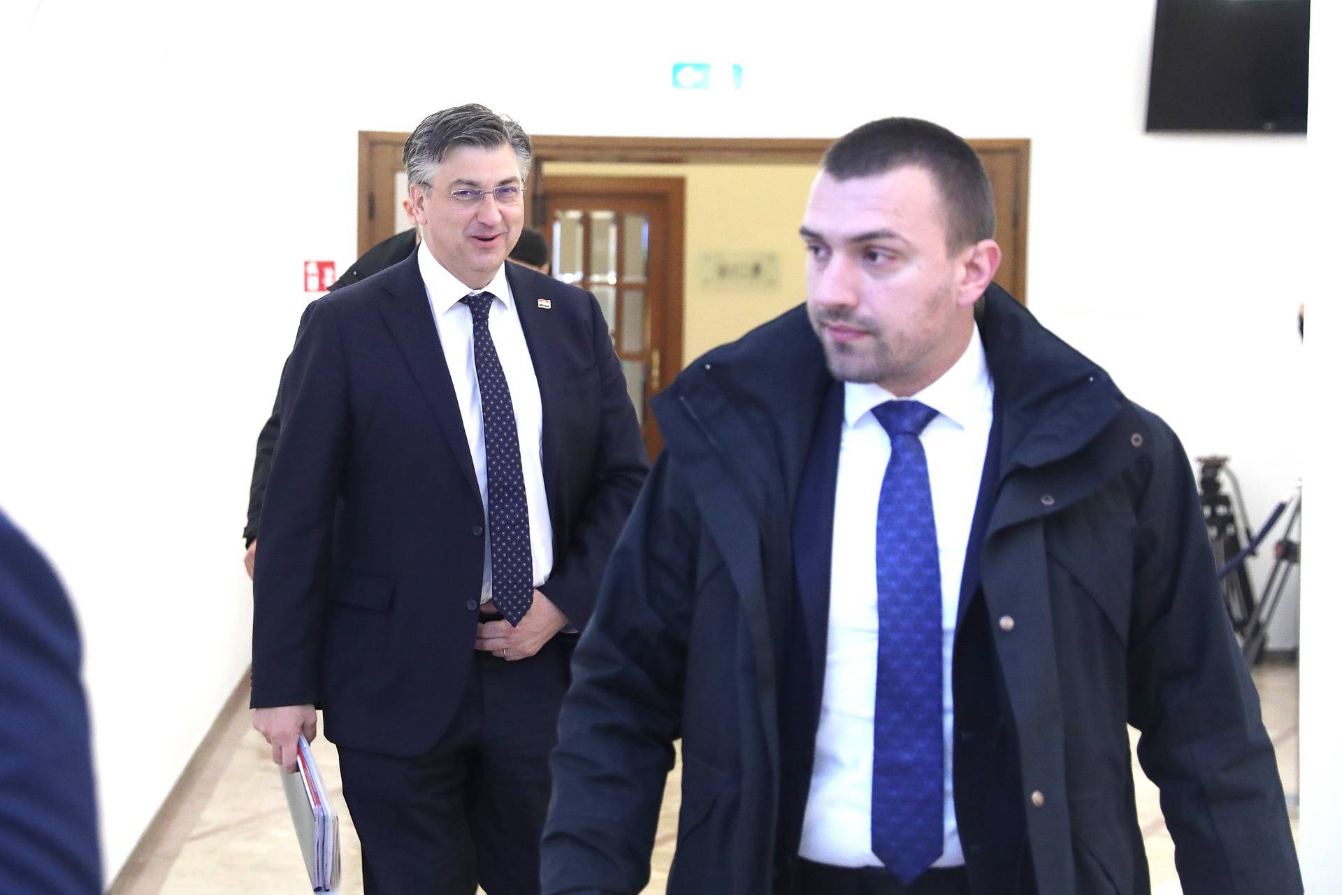 Andrej Plenković i kandidati za ministre dolaze na sjednicu kluba zatupnika HDZ-a