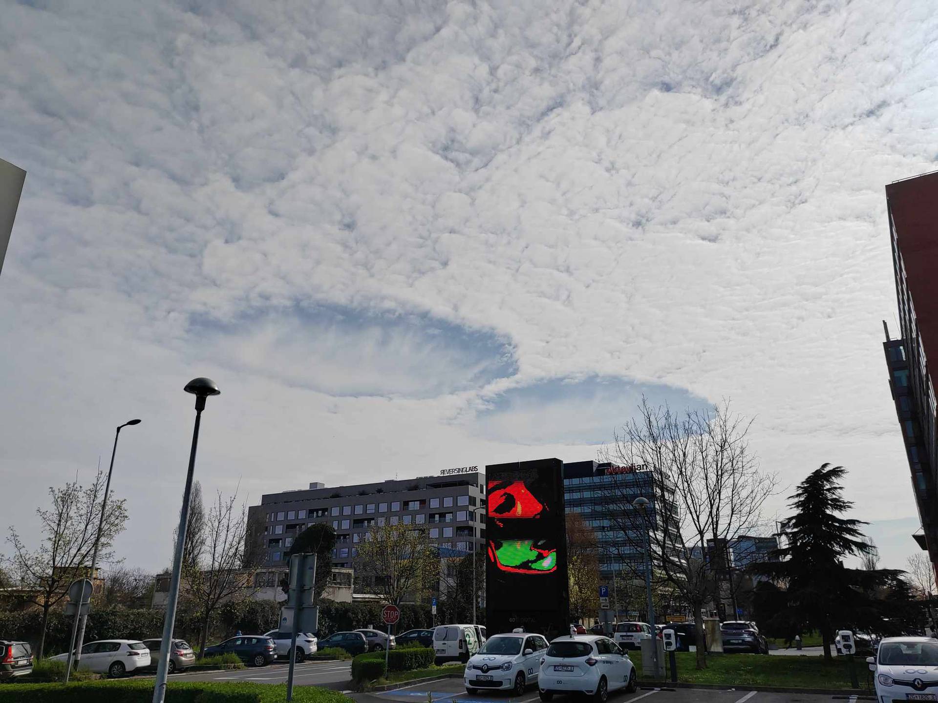 Rijetka pojava na nebu iznad Zagreba: 'Pa ovo izgleda kao da stiže ekipa iz Dana nezavisnosti'