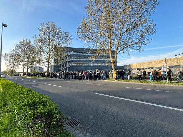 FOTO Pogledajte zbog čega su Zagrepčani stajali u redovima: Prodavali bicikle, mobitele...