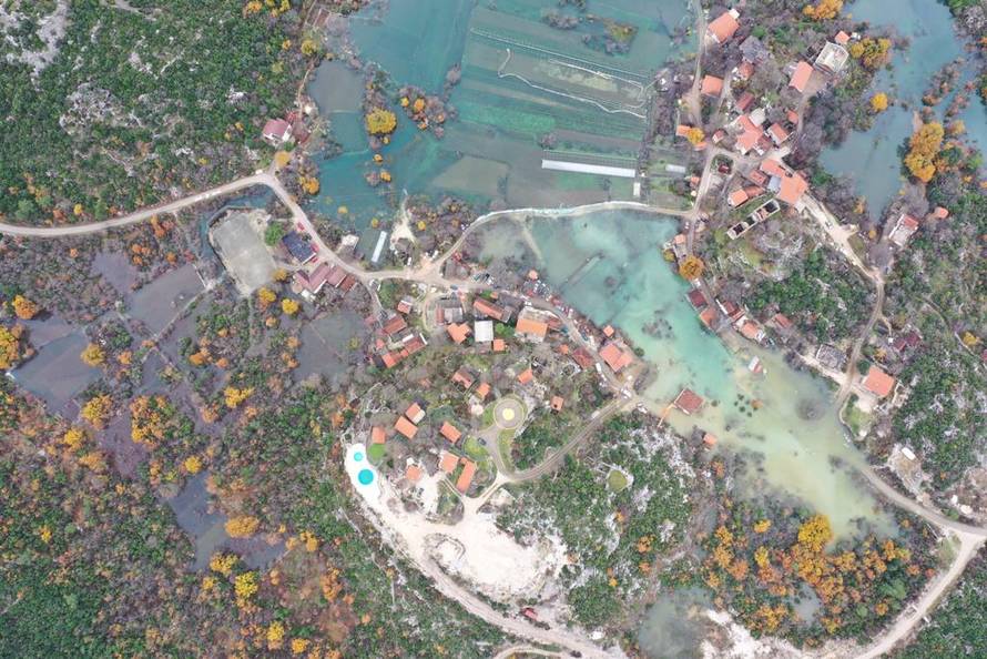 Izbijali su vodoskoci kakvi nisu viđeni desetljećima, a dvadeset kuća skroz je odsječeno