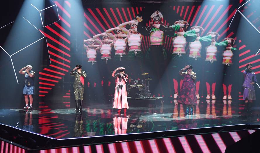 Let 3 na pozornici se pojavio u haljinama: U stražnjicama imali ruže, a u rukama držali rakete