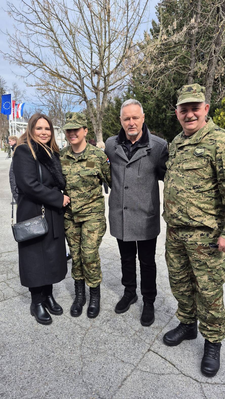 Thompsonova kći Diva Marija prisegnula u vojarni. Stigao i tata pjevač. Pogledajte fotke