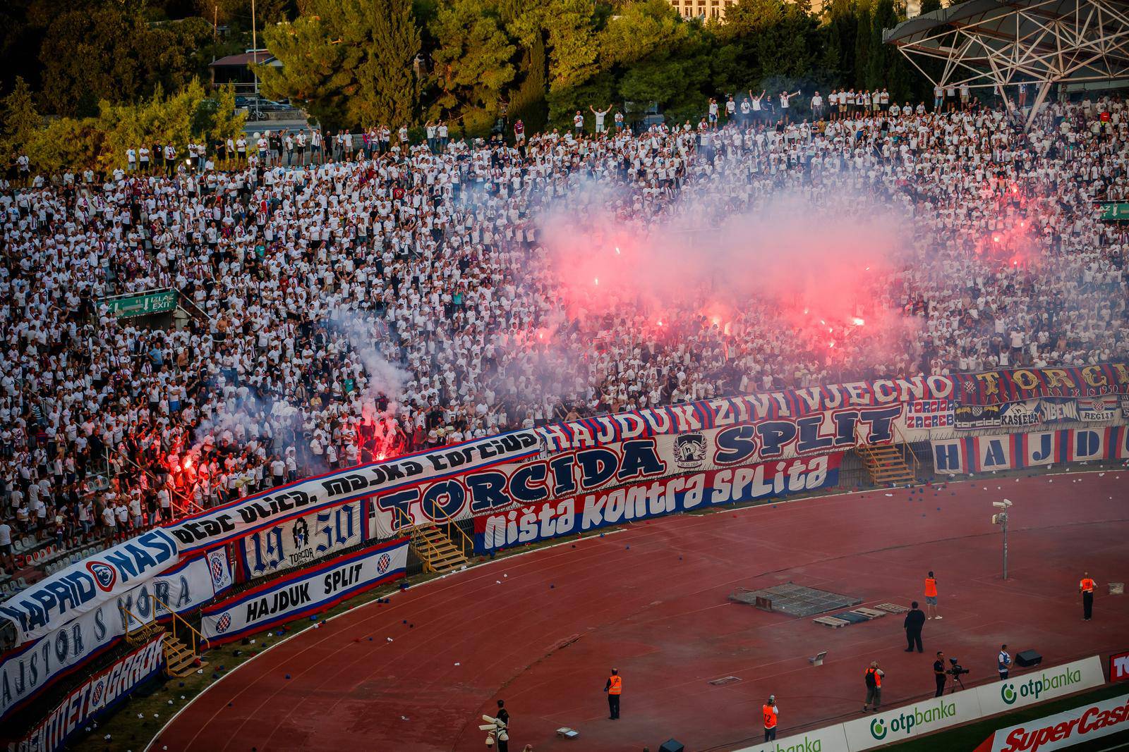 
Split: Koreografija na stadionu Poljud prije početka utakmice Hajduk - Dinamo