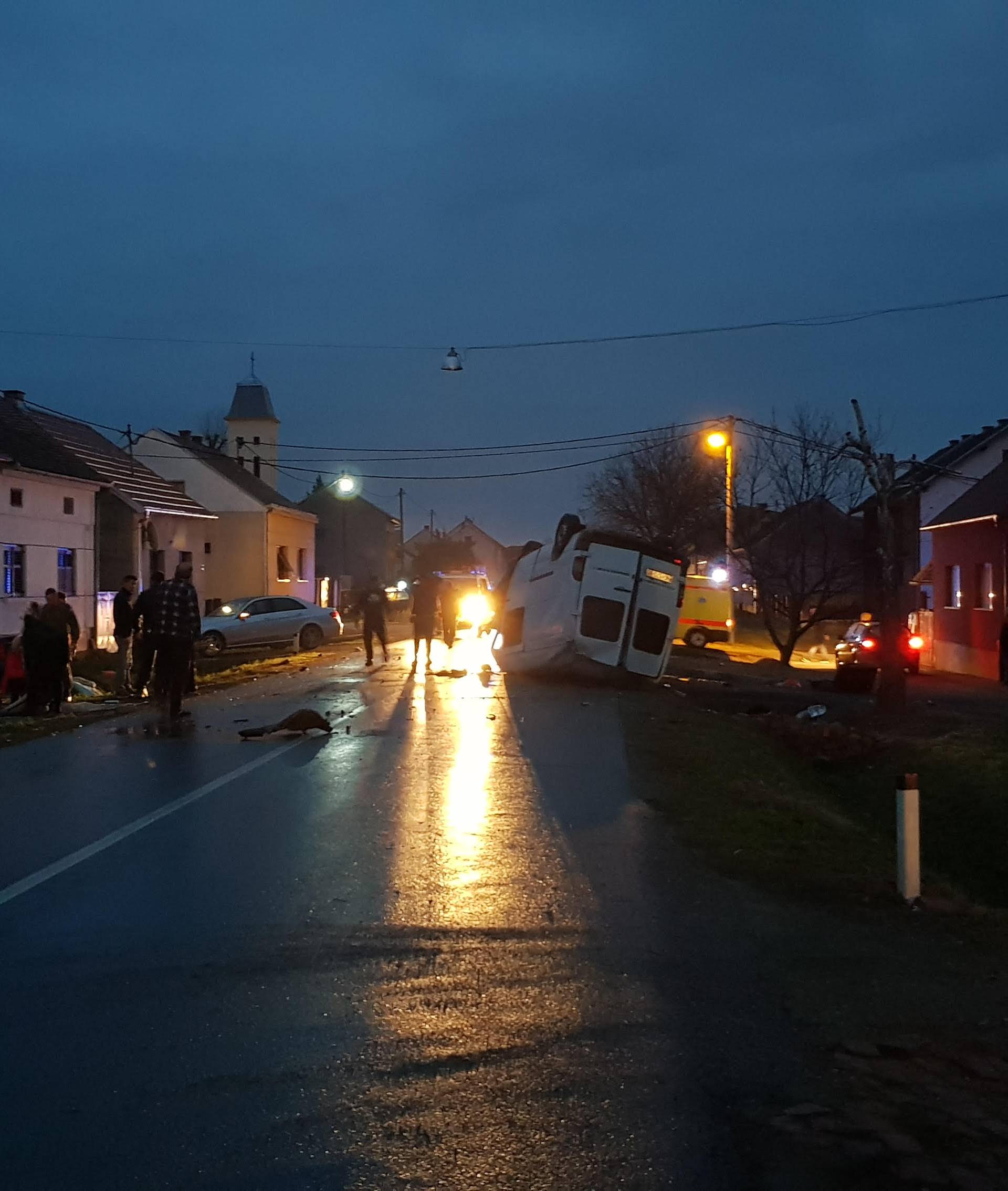 Kombi sletio u kanal, ispali su van: Trudnica se bori za život