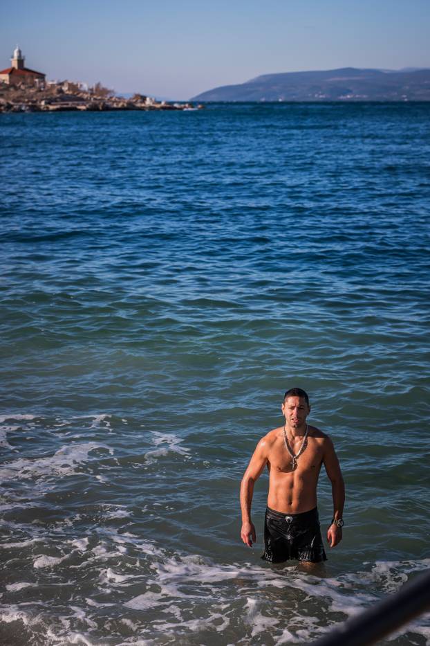 24sata: Makarska: Robert Tarčuki se već 269 dana svakodnevno kupa u moru