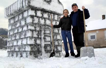 Od snijega napravili kuću visoku čak četiri metra