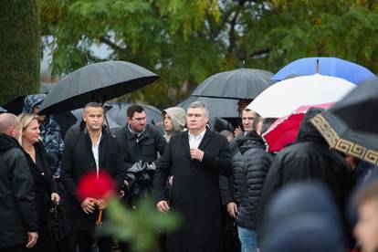 FOTO Kiša lije u Škabrnji, susreli se Milanović i Butković,  u Koloni sjećanja i bračni par Pevec...