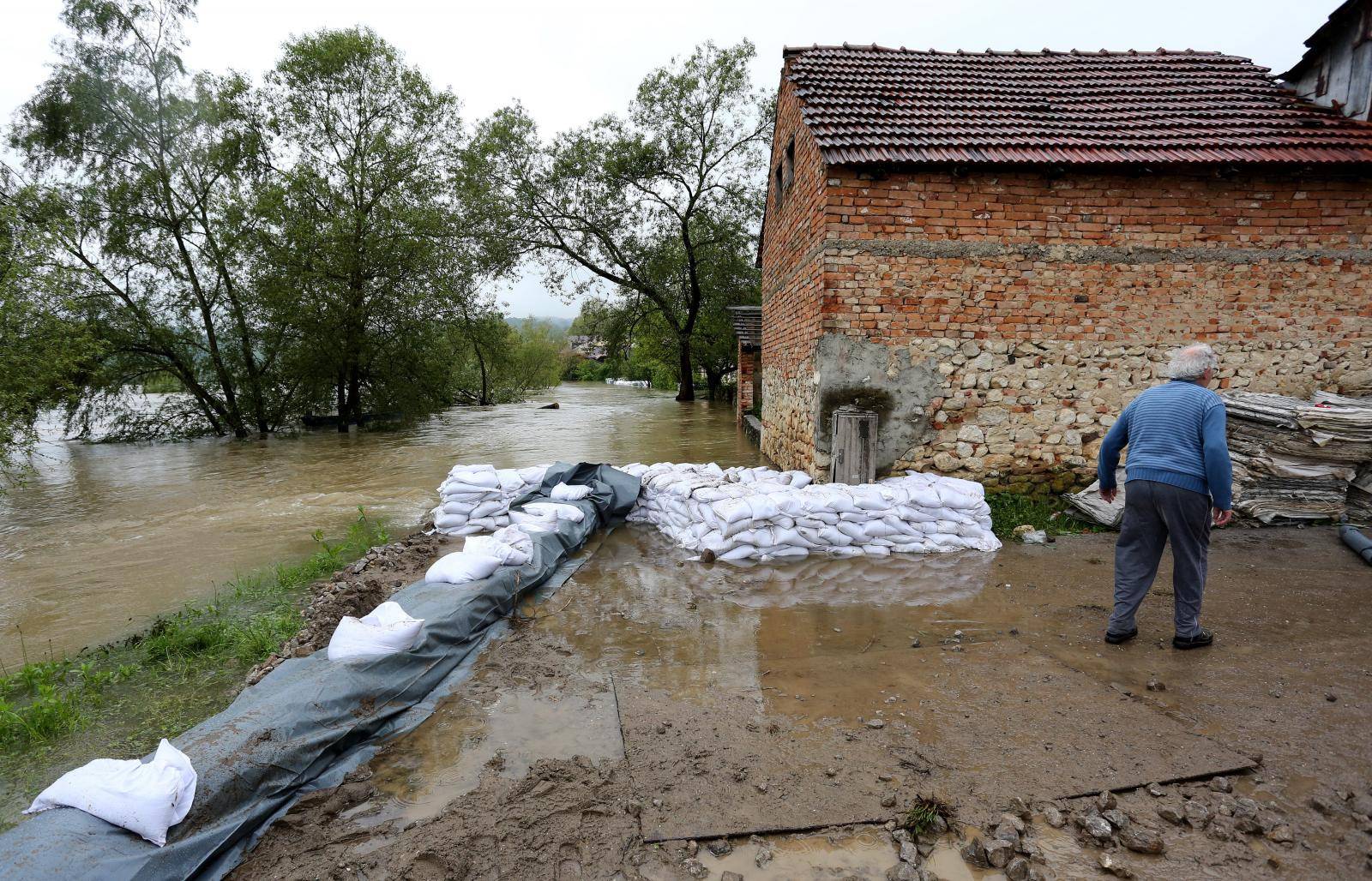 Rastu vodostaji: Četiri škole su prekinule nastavu zbog poplava
