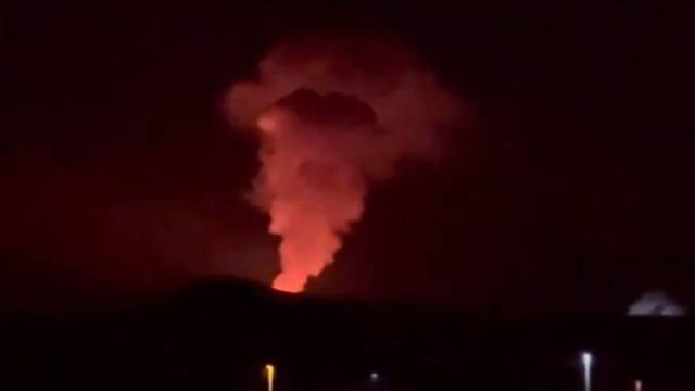 VIDEO Eruptirao je vulkan na Islandu, poslali helikopter tamo