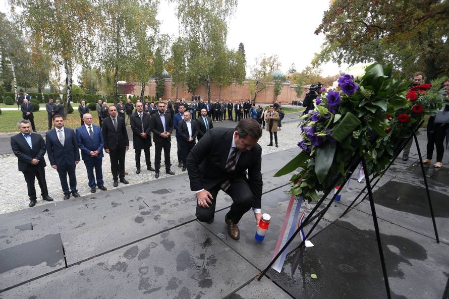 Vlada RH na Mirogoju poloÅ¾ila vijence povodom Dana neovisnosti
