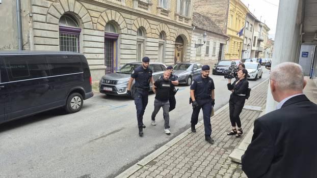 FOTO Pogledajte privođenje osumnjičenog za stravično ubojstvo u Slavonskom Brodu
