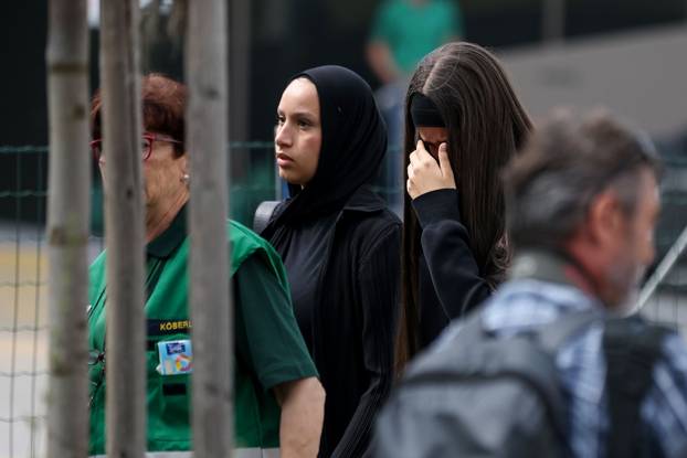 Graz: Dan nakon pokolja u školi brojni građani i učenici polažu cvijeće i pale svijeće za ubijene