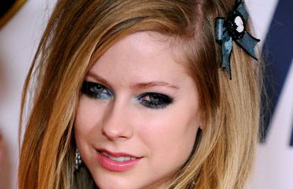 Avril Lavigne se bez mamine pomoći nije mogla ni tuširati