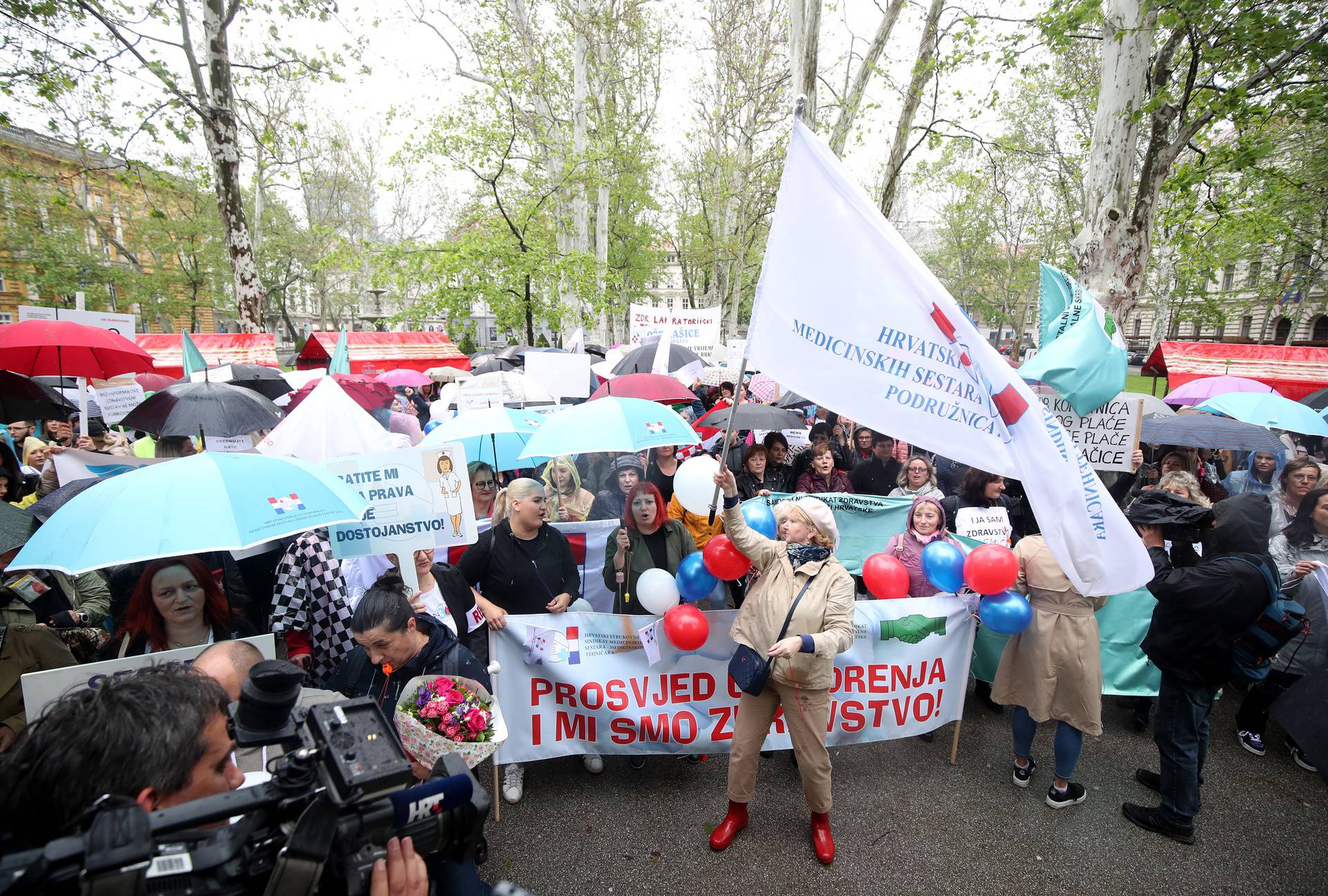 Zagreb: Prosvjed medicinskih sestara, tehničara i nemedicinskog osoblja na Zrinjevcu