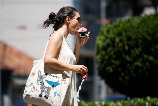 Residents and tourists battle heatwave in Podgorica