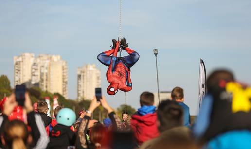 VIDEO Zagrebački Spiderman se spustio s Hendrixovog mosta: 'Sve radim za dječji osmijeh'