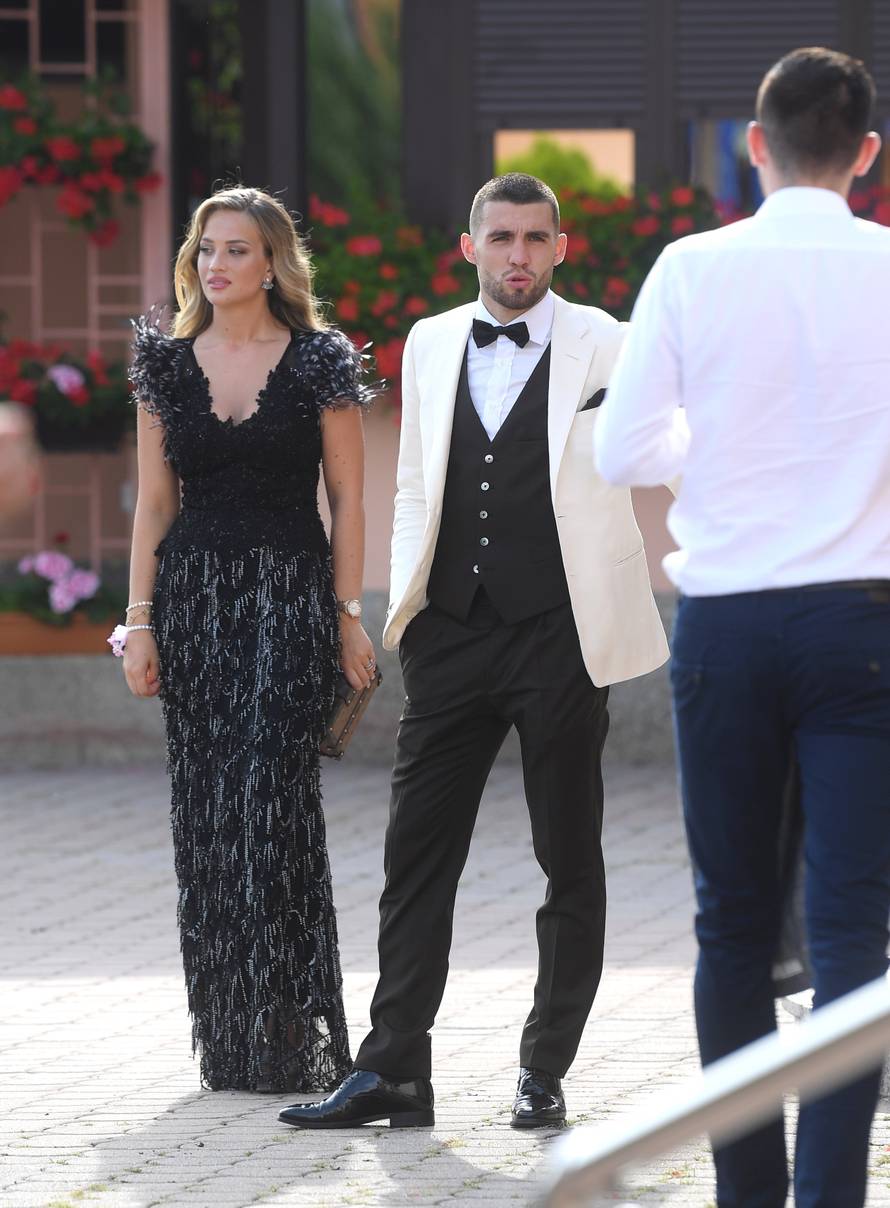 Izabel se nije odvajala od svog Matea na svadbi njegove sestre