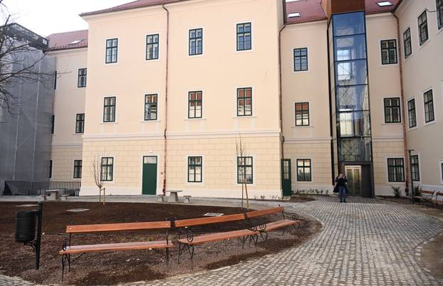 Zagreb: Gradonačelnik sa suradnicima obišao obnovljenu Gornjogradsku gimnaziju