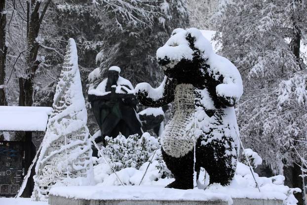 Delnice: Mnogobrojni izletnici uživaju u snijegu u Gorskom kotaru.