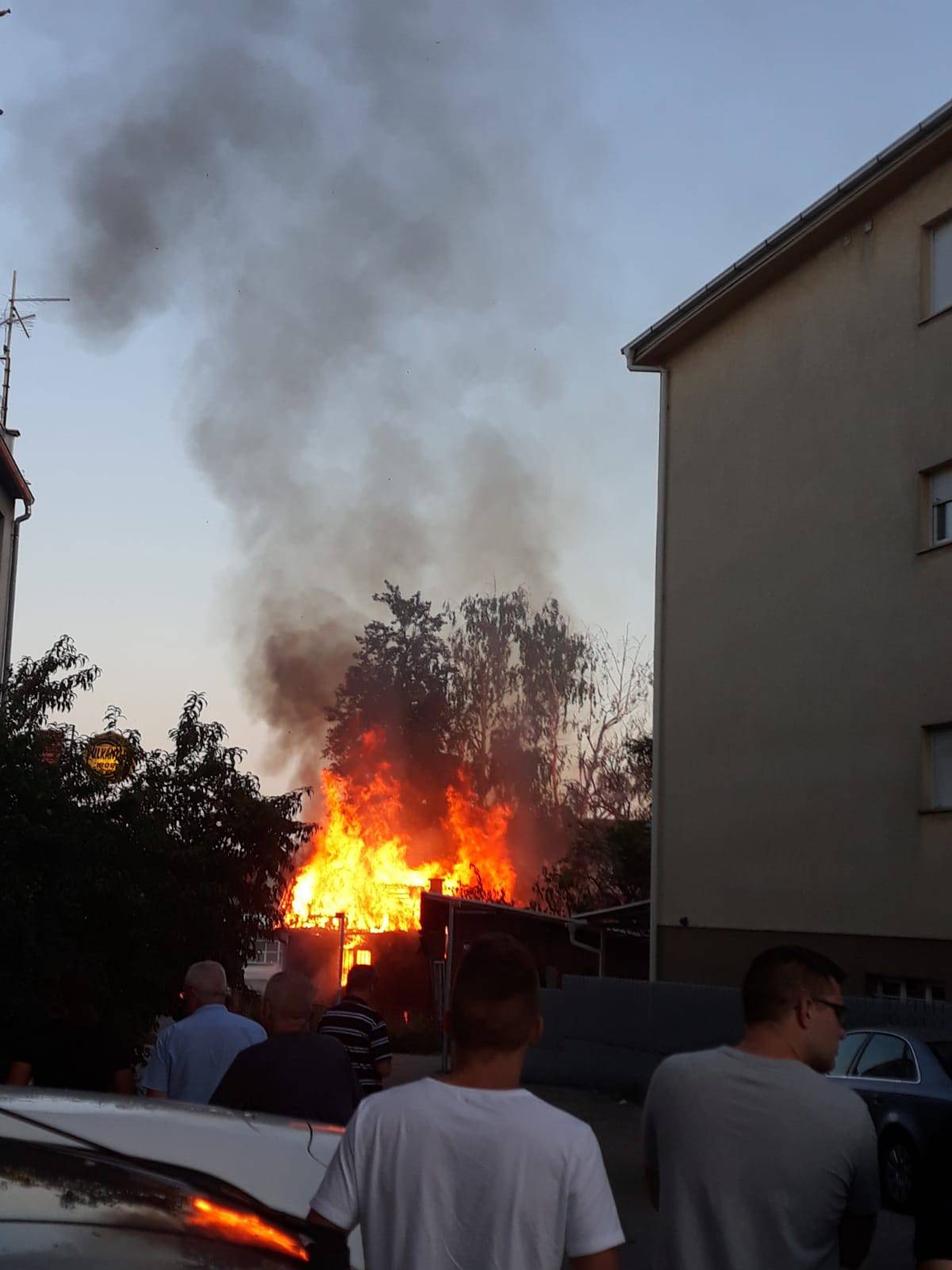 Gorjelo u Dubravi: 'Ulice su zadimljene, ogromna je vatra...'