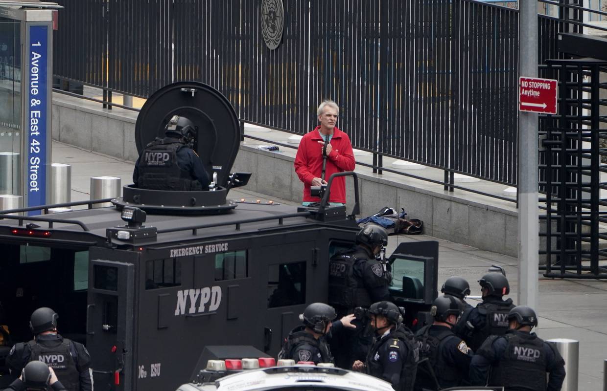 Opsadno stanje pred zgradom UN-a u New Yorku: Policija opkolila naoružanog muškarca