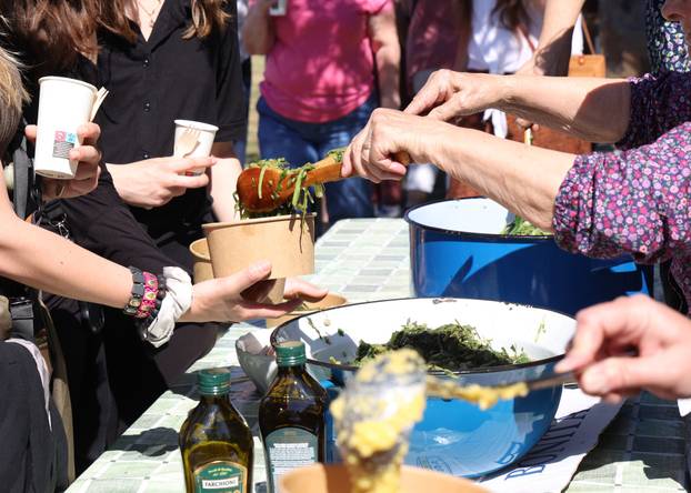 Vodice:Tradicionalni prvosvibanjski piknik u Rakitnici,spremanje divljeg zelja i pulente.