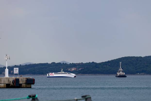 Zadar: Katamaran "Melita" s kojeg su noćas evakuirani putnici pluta u zadarskom kanalu