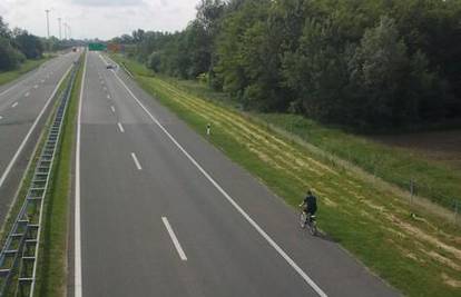Muškarac biciklom prešao dva kilometra po autocesti