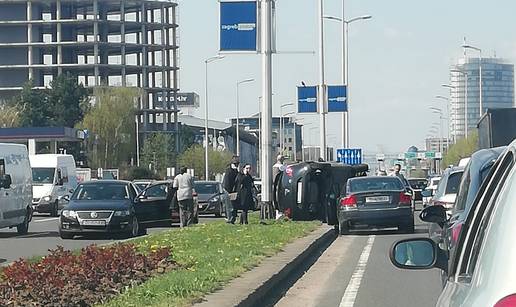 VIDEO Sudar na Zagrebačkoj aveniji: Auto završio na boku