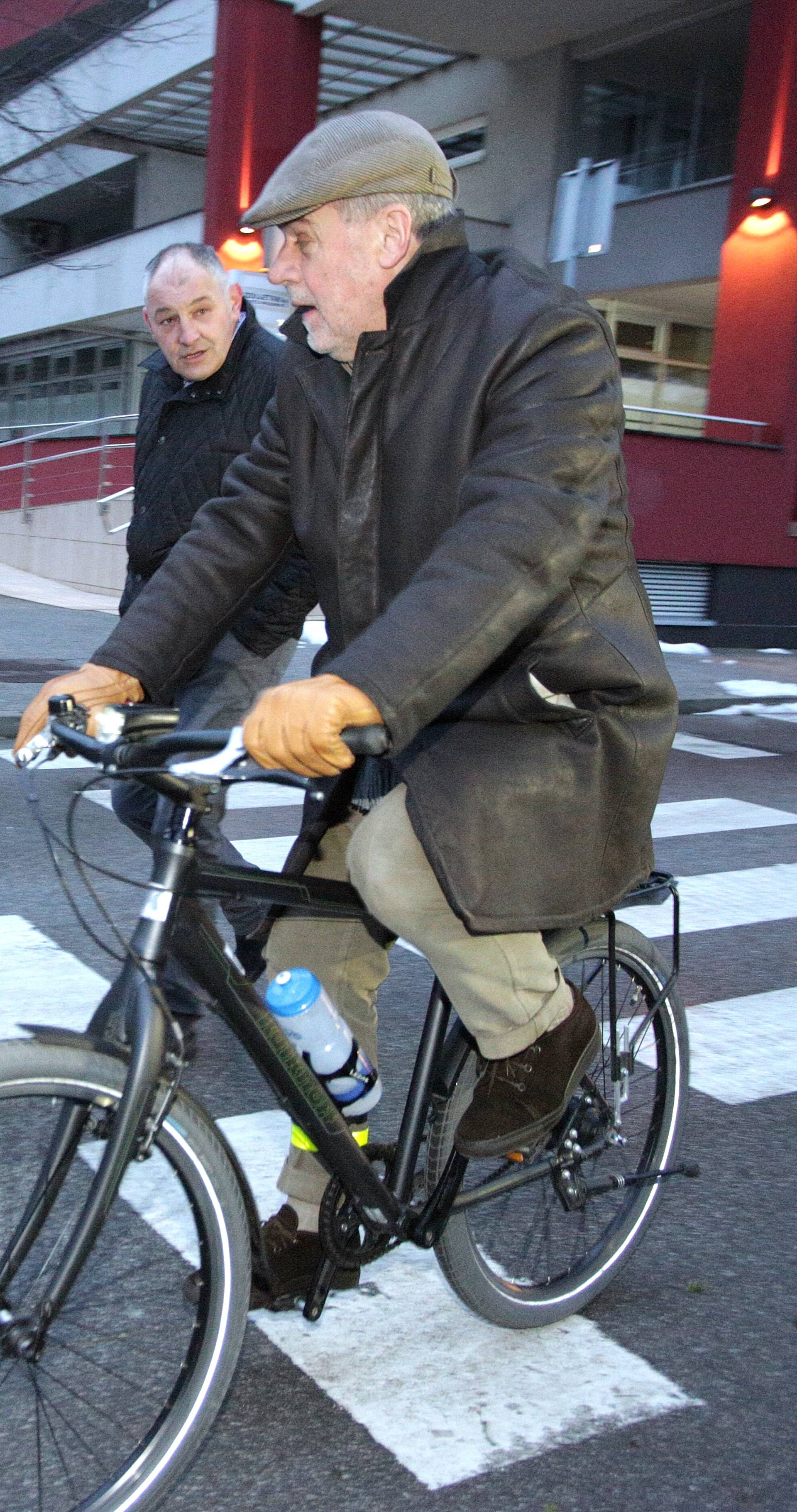 Nema Audija ni BMW-a: Miki Bandić na posao ide biciklom