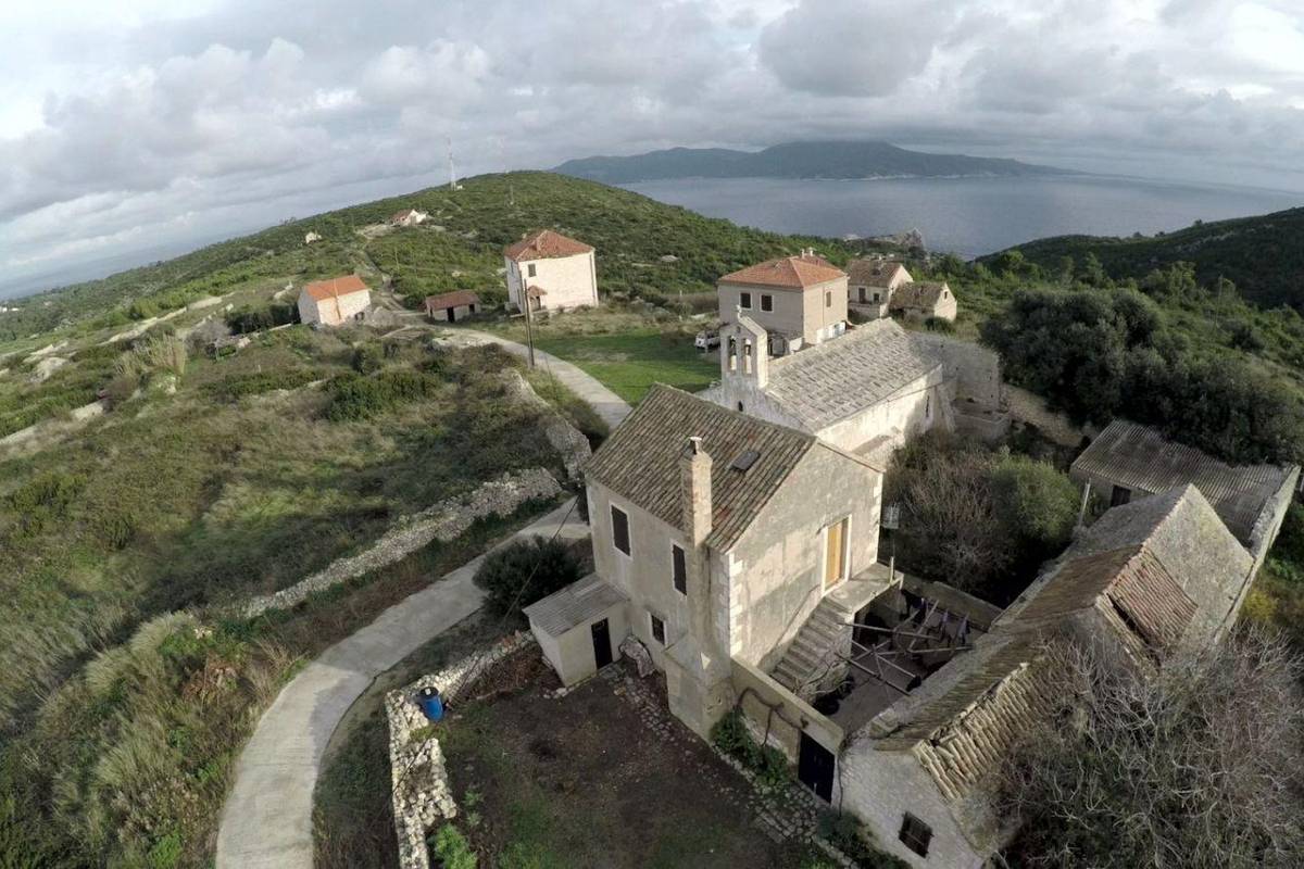 Sukob na Biševu: Bez dozvola započeli dogradnju stare kuće