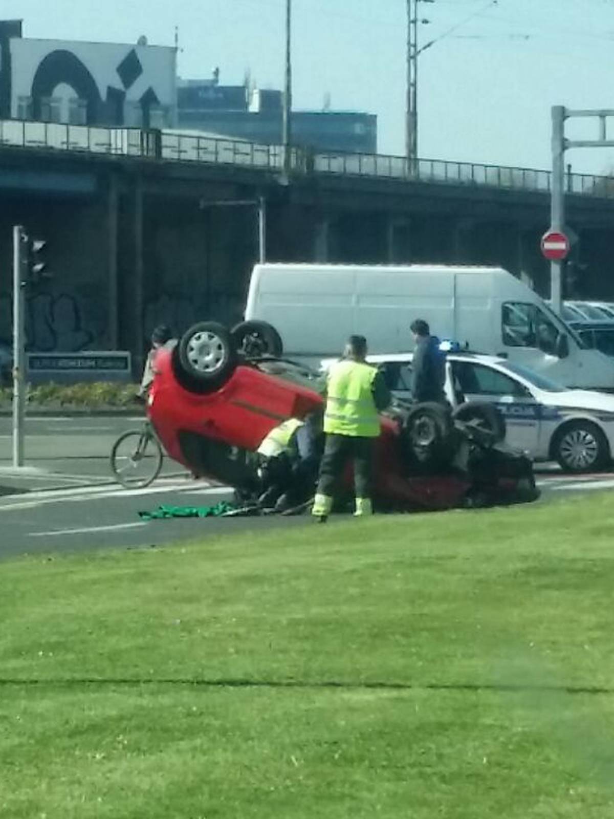 Auto se u sudaru prevrnuo na krov, jedna osoba je ozlijeđena