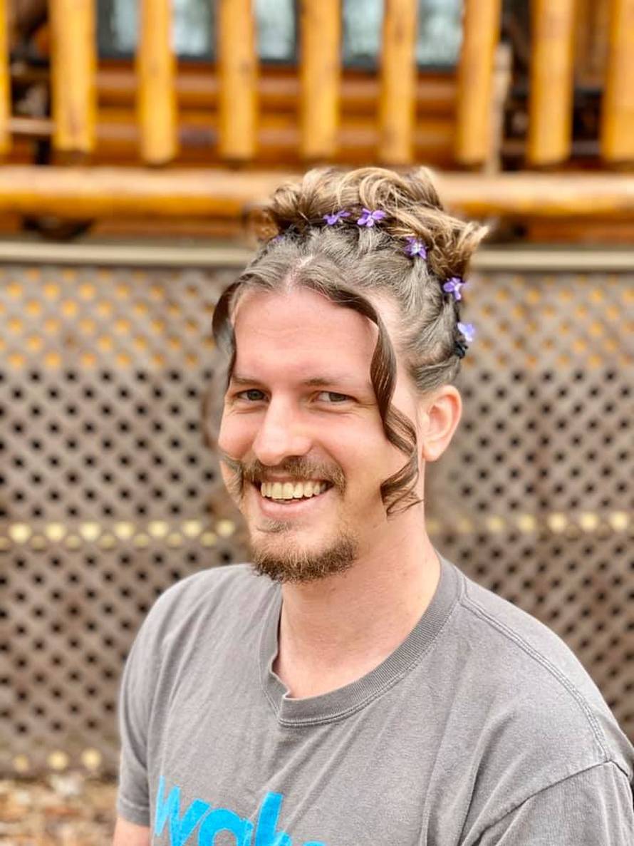 Njima nije dosadno: Dečku radi frizure, on u tome zbilja uživa