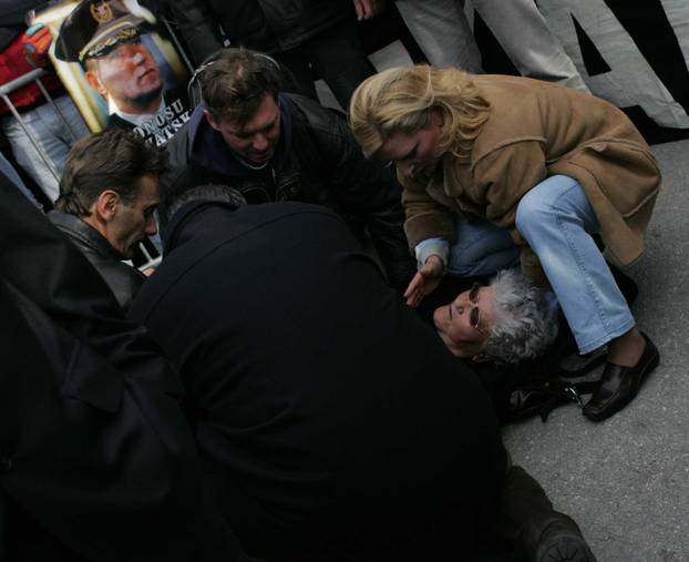 ARHIVA - Prepuna splitska riva tijekom skupa podrške uhićenom generalu  