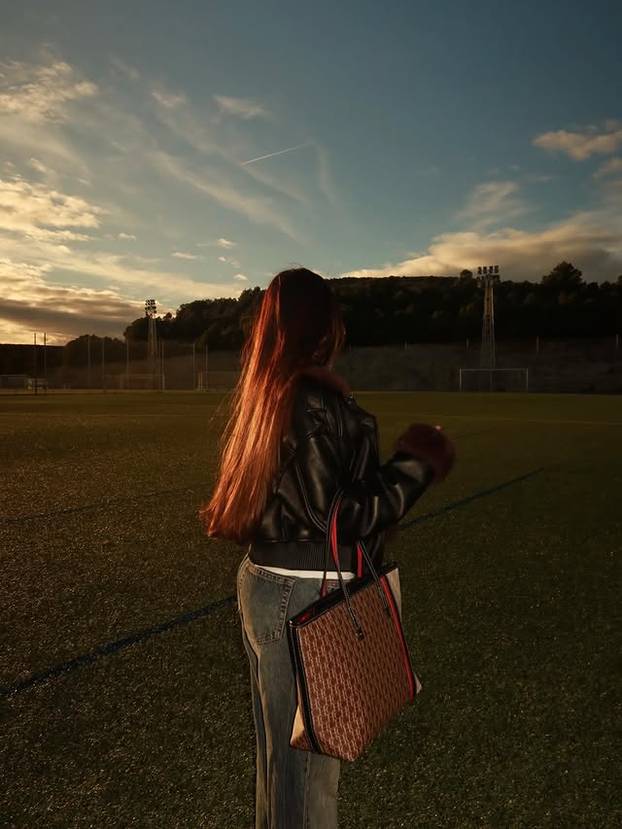 FOTO Tko je ova tajanstvena ljepotica? Društvene mreže gore zbog fotki u oskudnom bikiniju