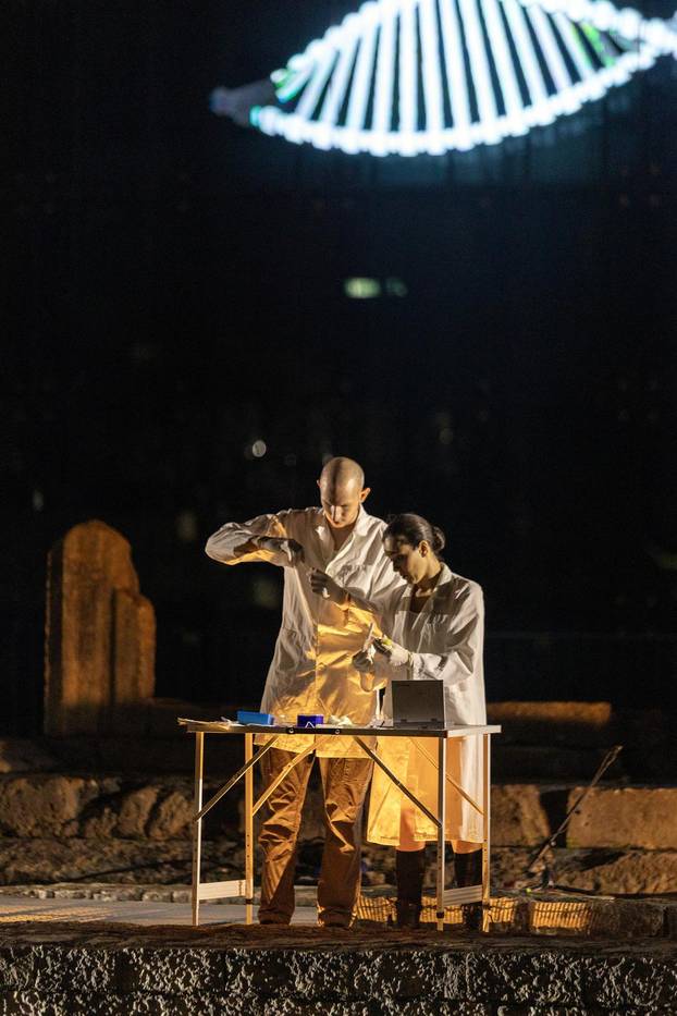 Pula: U Malom rimskom kazalištu odigrana je predstava "Antigona - 2000 godina kasnije"