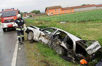 BMW sletio s ceste: Djevojka poginula, petero ozlijeđenih